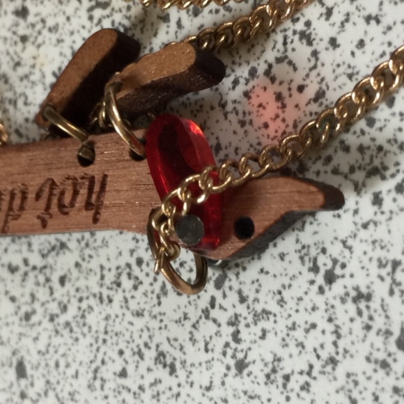 Wood hot dog necklace - Picture 6 of 6